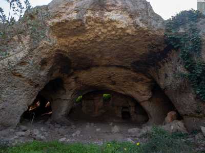 Pare di essere in un chiesa sotterranea, scavata nella roccia mille anni fa. Una roccia friabile e preziosa che tanto tempo dopo permise la costruzione di una strada sul mare divenuta simbolo incontrastato di Bari